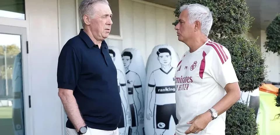 Carlo Ancelotti y José Mourinho conversando en el entrenamiento