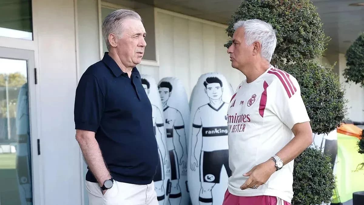 Carlo Ancelotti y José Mourinho conversando en el entrenamiento