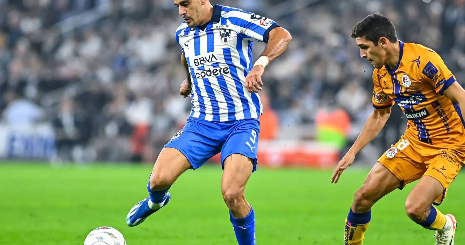 Jugador de Monterrey driblando a rival de Atlético San Luis