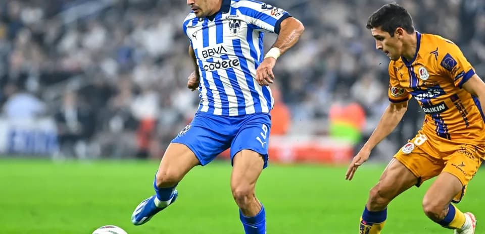 Jugador de Monterrey driblando a rival de Atlético San Luis