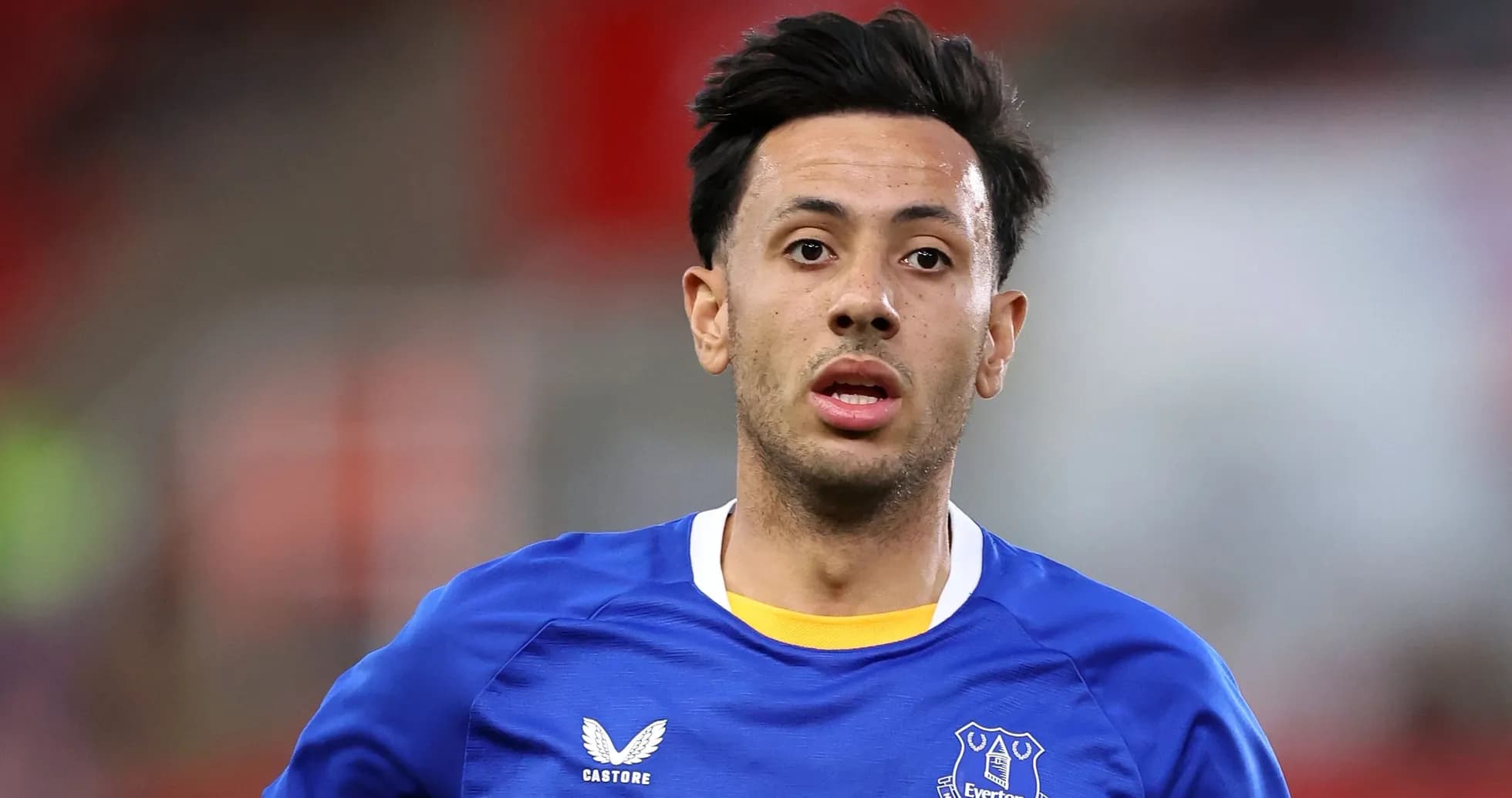 Jugador de Everton corriendo en el campo