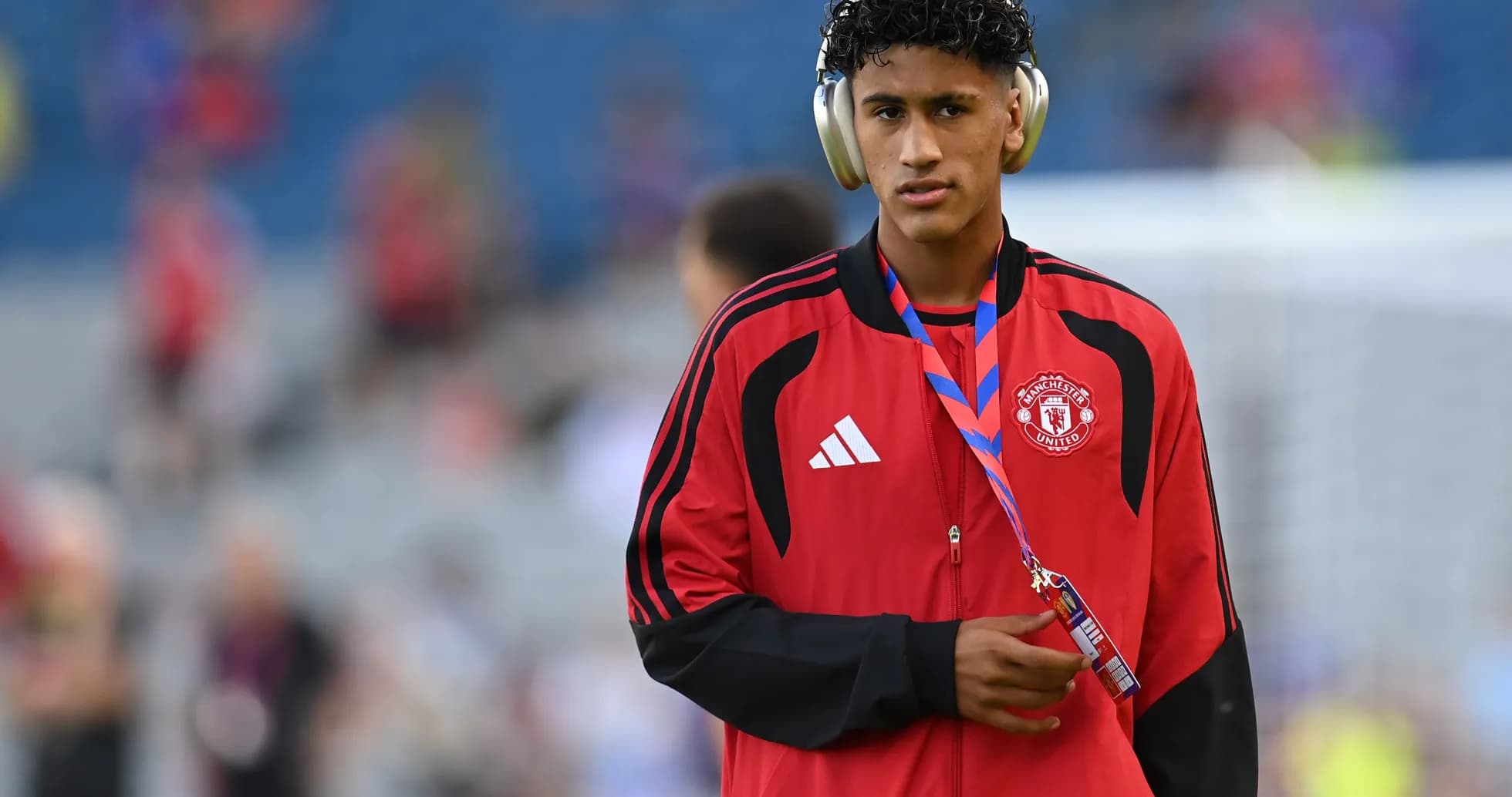 Jugador de Manchester United con auriculares en la cancha