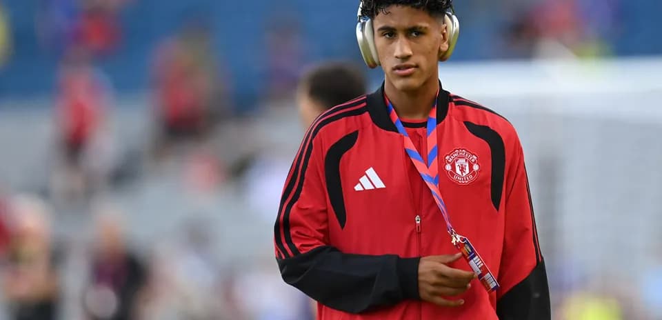 Jugador de Manchester United con auriculares en la cancha