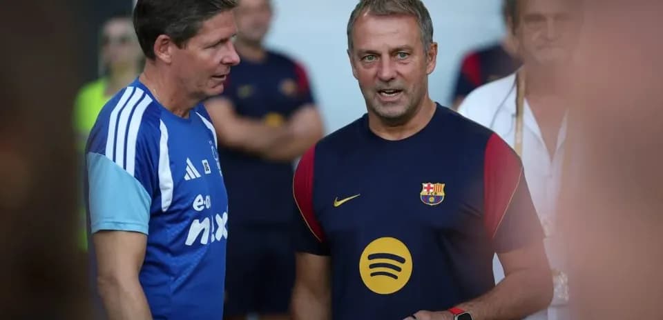 Entrenadores conversando durante entrenamiento del Barcelona