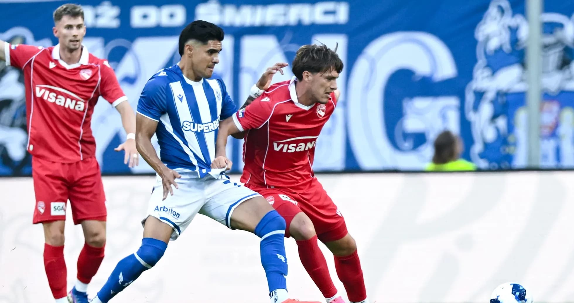 Jugadores de Lech Poznań y FC Thun en acción