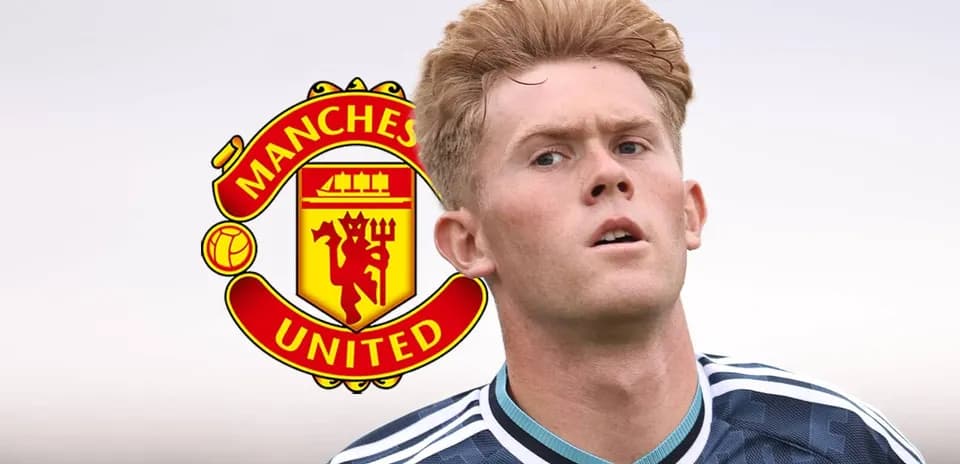 Jugador de Manchester United con camiseta de entrenamiento