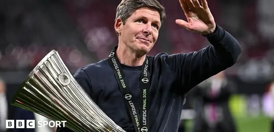 Entrenador levantando trofeo tras la victoria