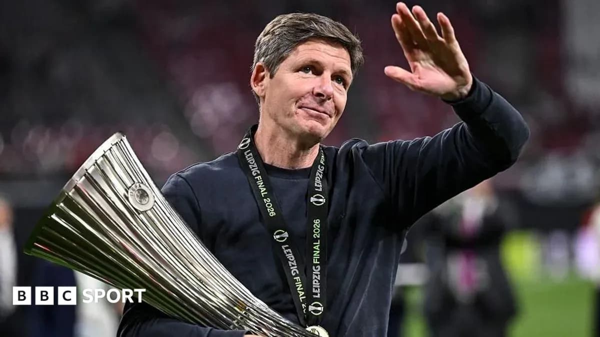 Entrenador levantando trofeo tras la victoria