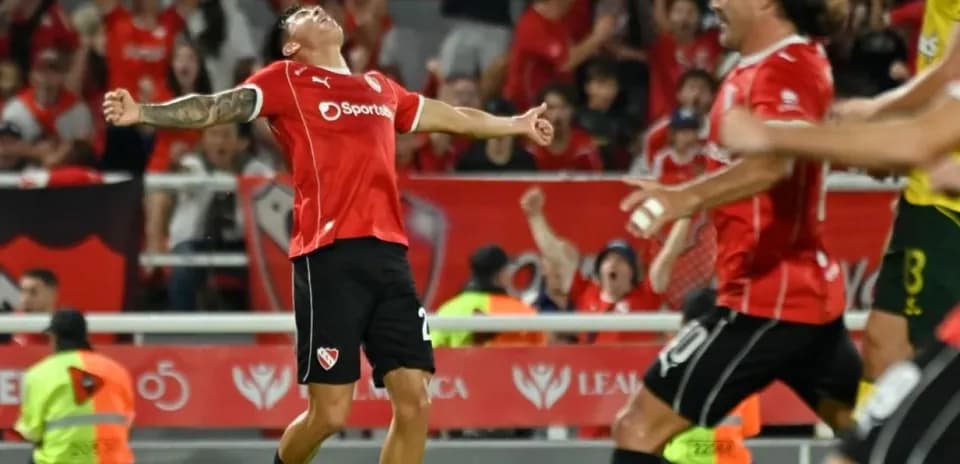 Jugador de Independiente celebrando un gol