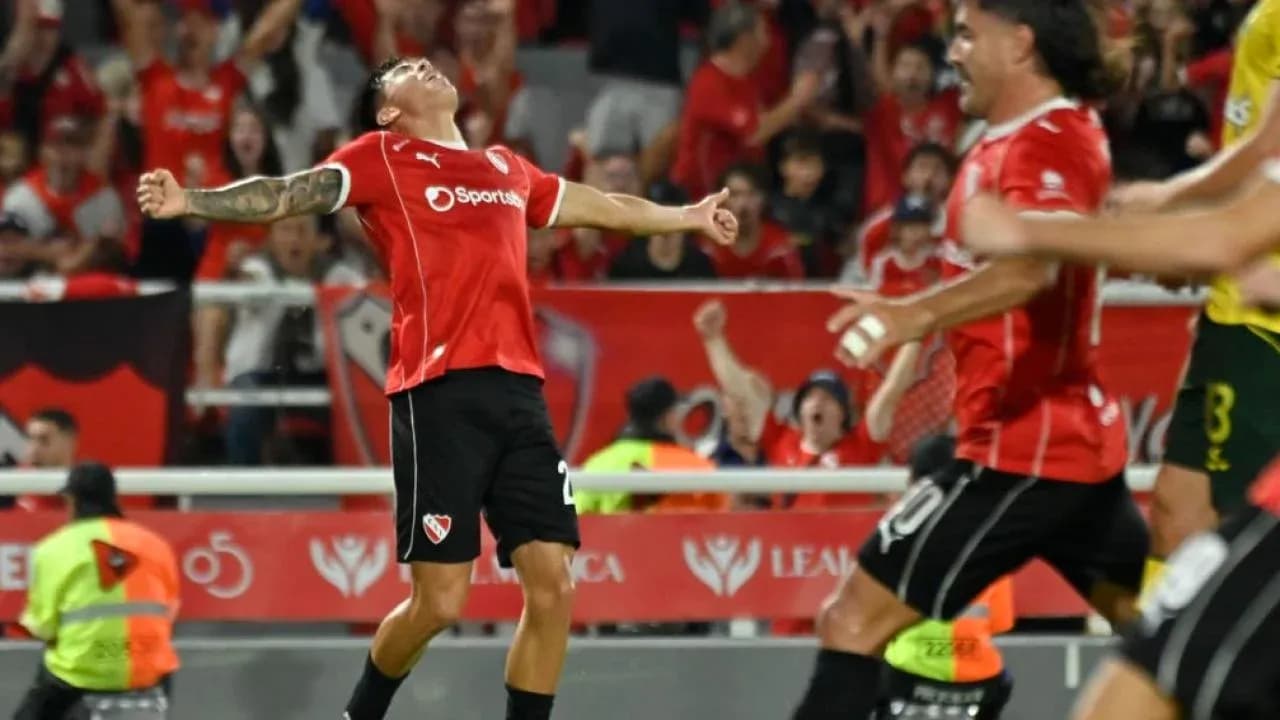 Jugador de Independiente celebrando un gol