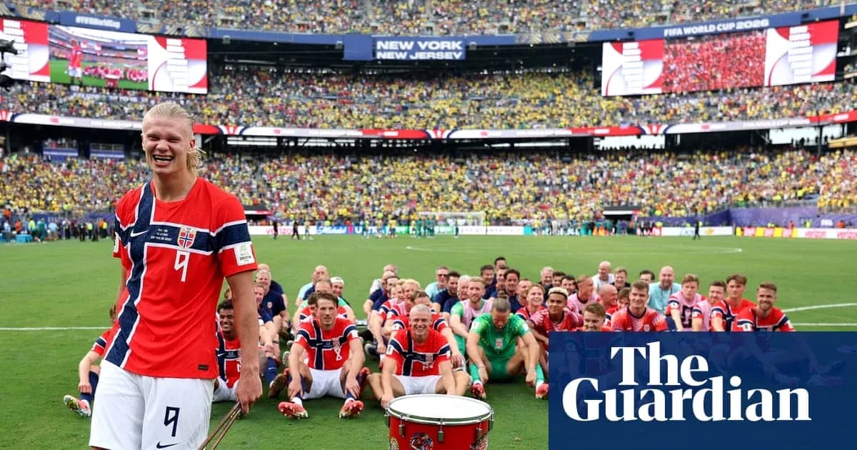 Jugadores de Noruega sentados en el campo tras el partido