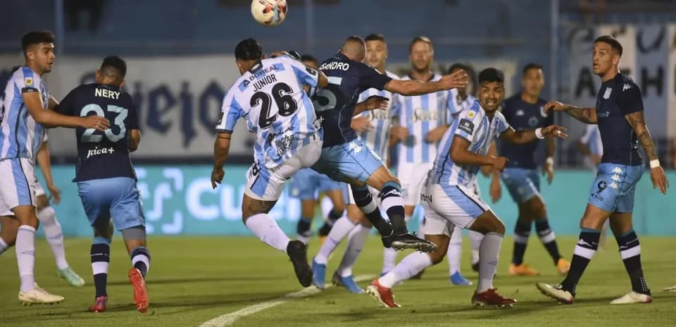 Jugadores compitiendo por el balón en partido