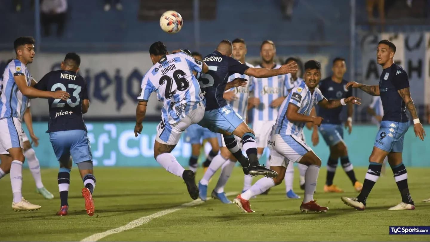 Jugadores compitiendo por el balón en partido