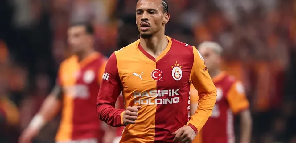 Jugador de Galatasaray en el campo durante el partido