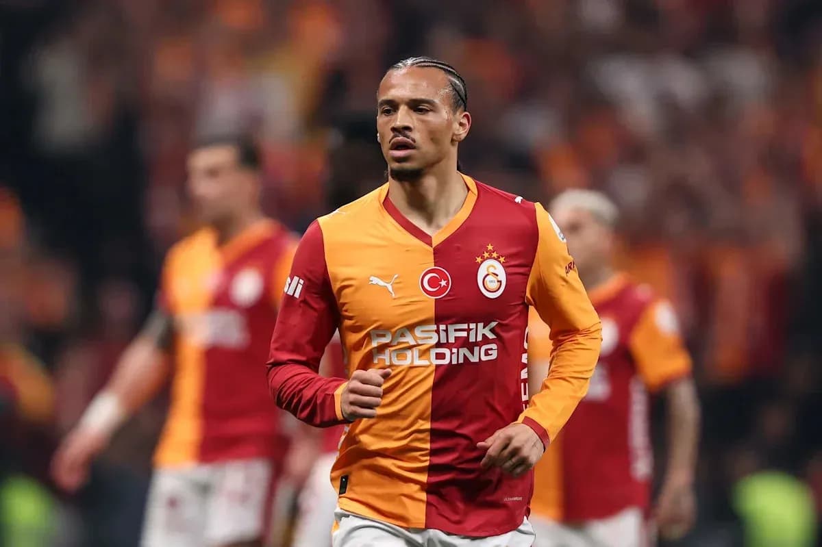 Jugador de Galatasaray en el campo durante el partido