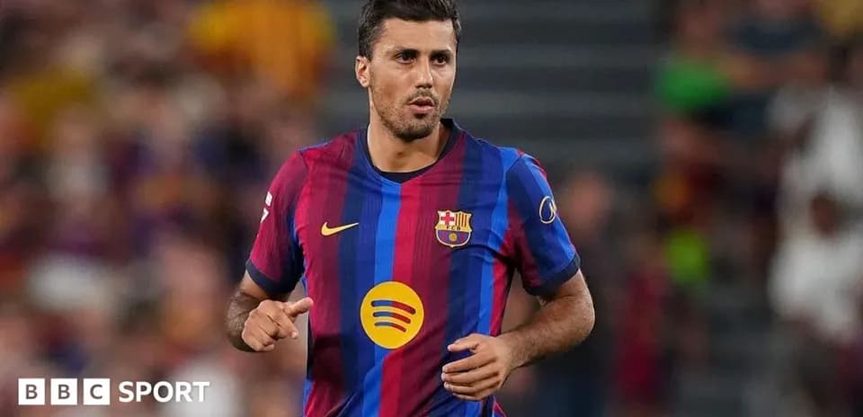 Jugador del Barcelona corriendo en el campo de fútbol