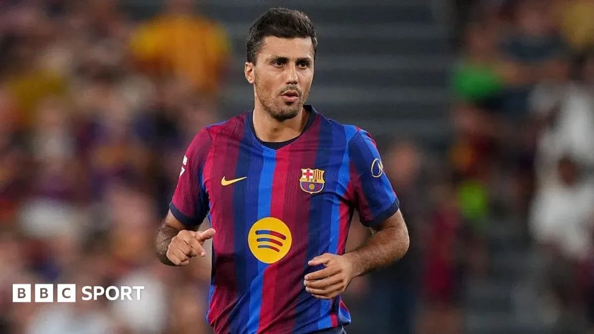 Jugador del Barcelona corriendo en el campo de fútbol