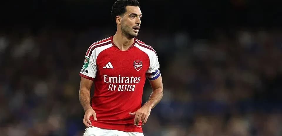 Jugador de Arsenal con camiseta roja en el campo