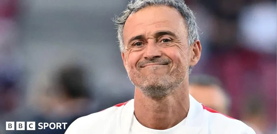 Entrenador sonriendo durante evento deportivo