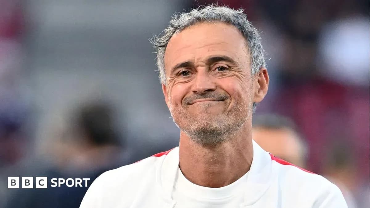 Entrenador sonriendo durante evento deportivo