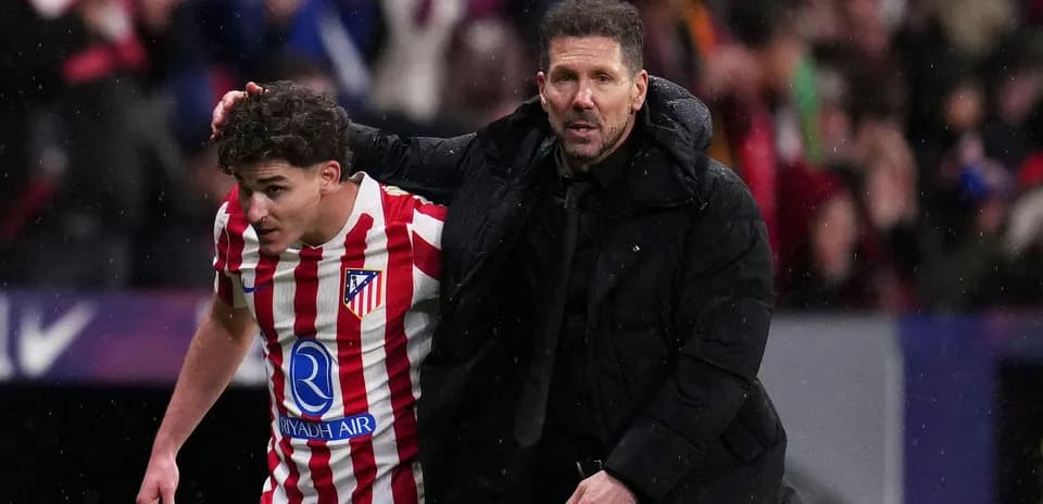 Entrenador consolando a jugador del Atlético de Madrid