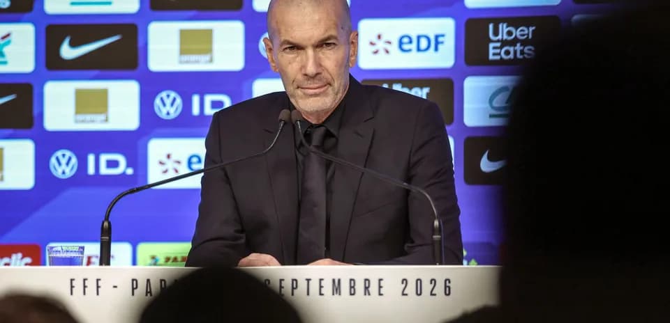 Entrenador en conferencia de prensa con fondo de logos