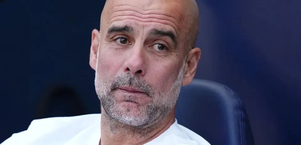 Entrenador sentado en el banquillo durante partido
