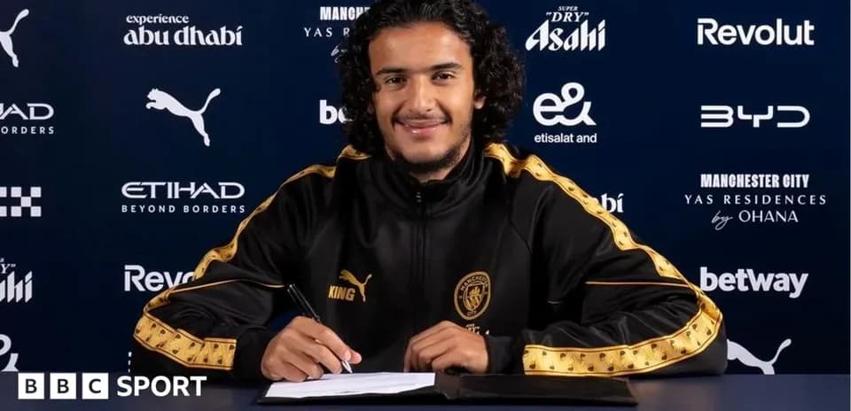 Jugador firmando contrato con Manchester City