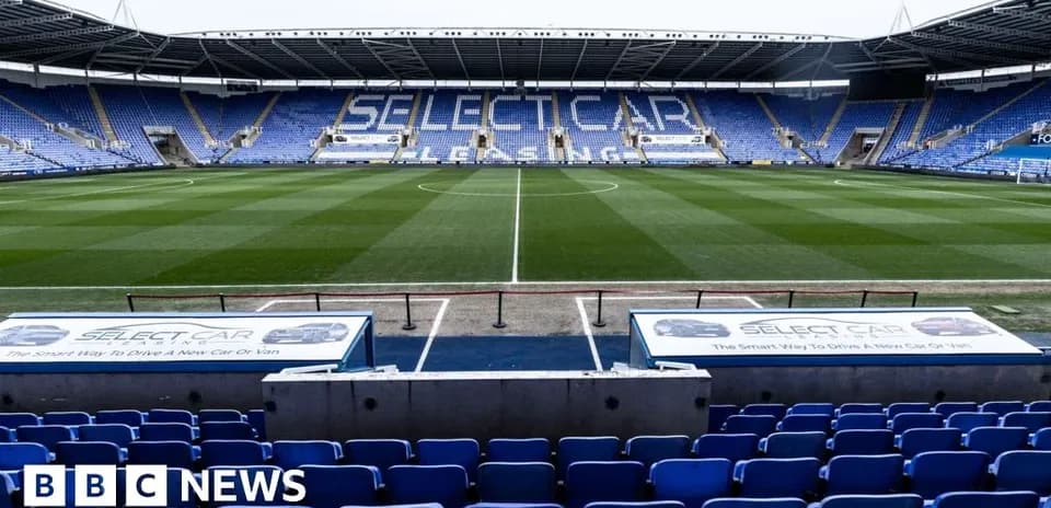 Vista del estadio con gradas vacías y césped