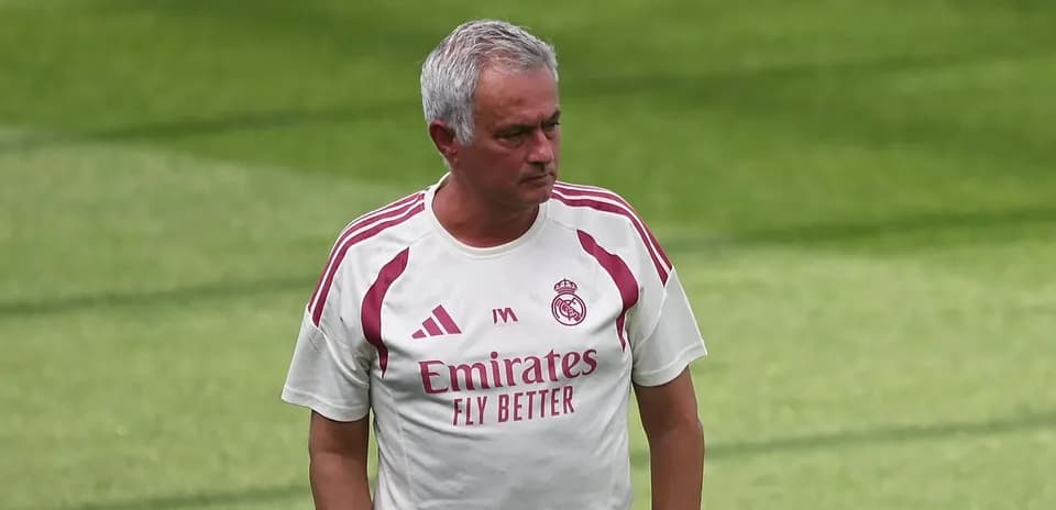 Entrenador de fútbol en el campo de entrenamiento