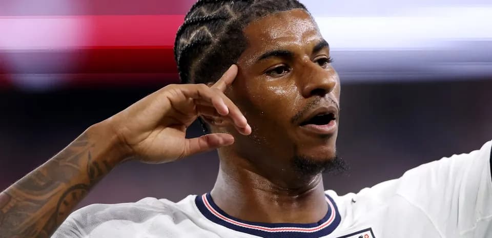 Jugador señalando su cabeza durante celebración de gol