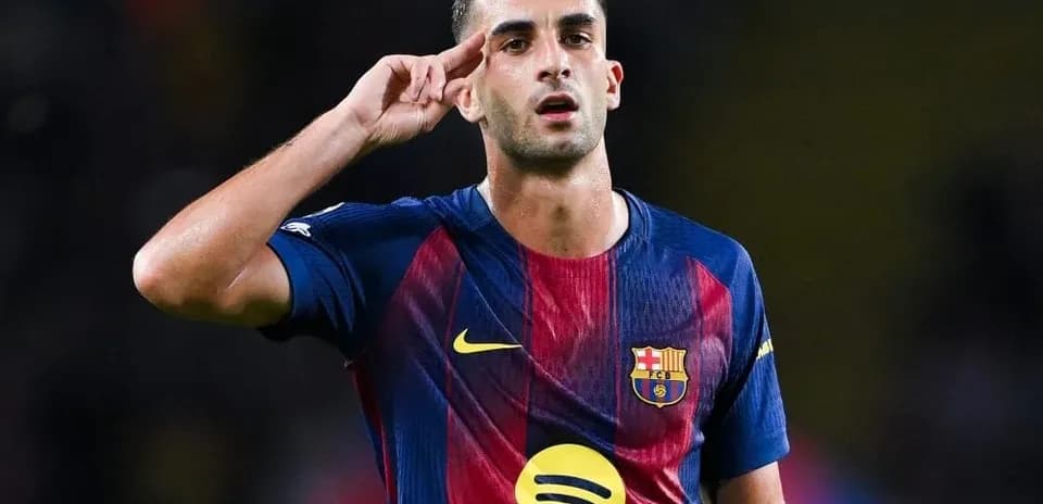 Jugador del FC Barcelona saludando a la afición