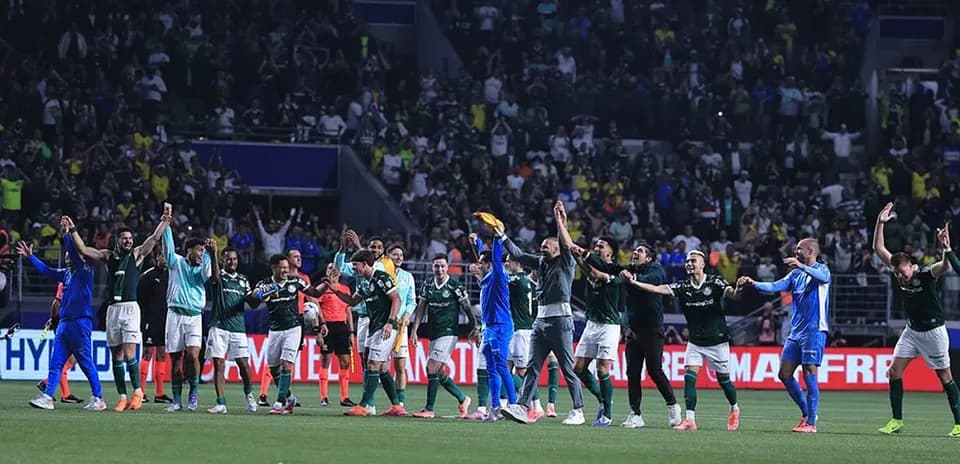 Jugadores de Palmeiras celebrando con aficionados