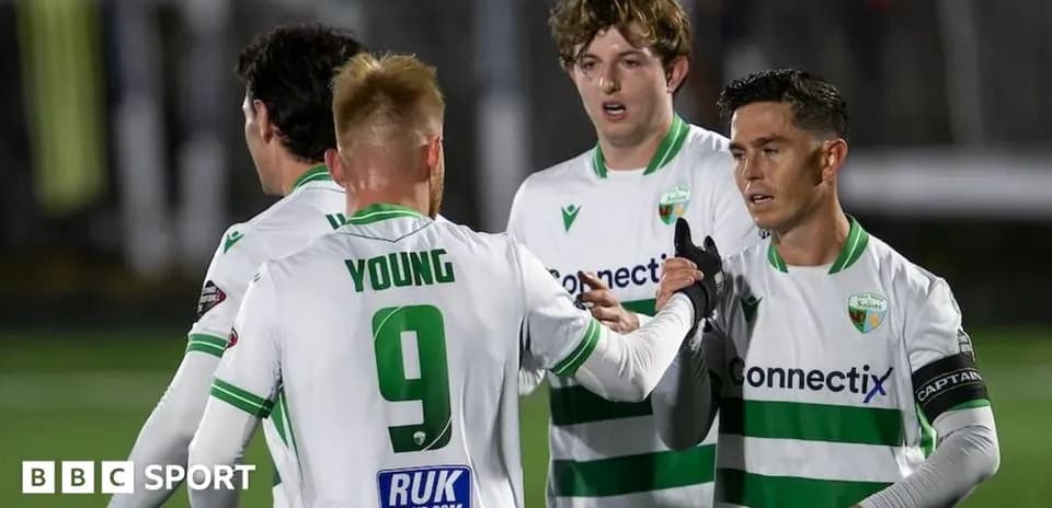 Jugadores celebrando un gol en el partido
