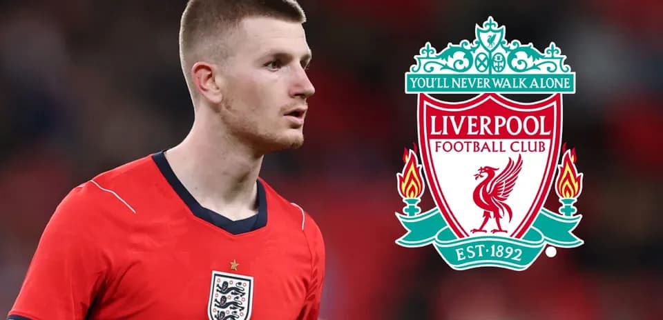 Jugador de Inglaterra junto al escudo de Liverpool FC