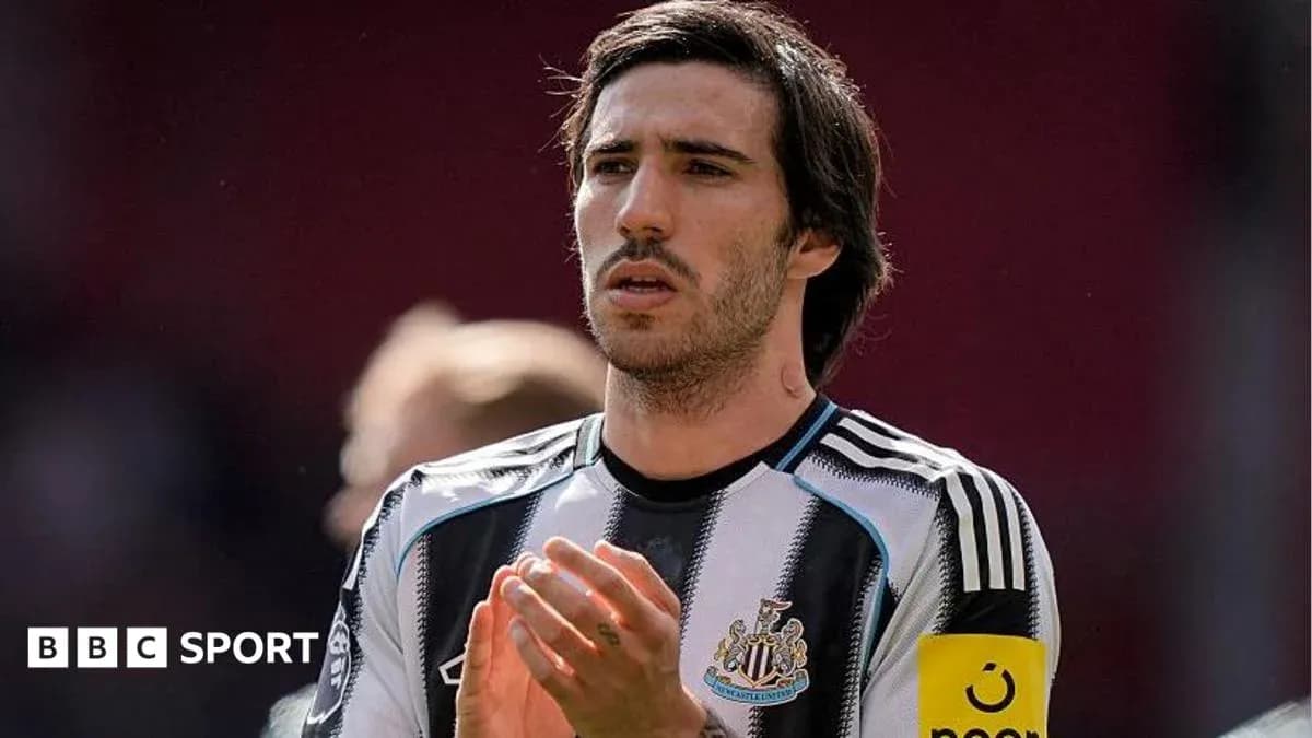 Jugador de Newcastle United aplaudiendo en el campo