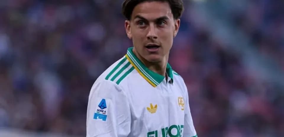 Jugador en acción durante un partido de fútbol