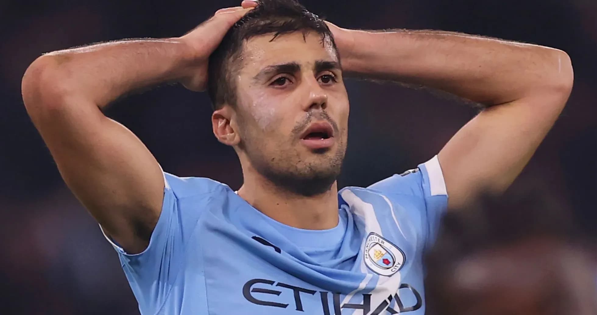 Jugador de Manchester City con las manos en la cabeza