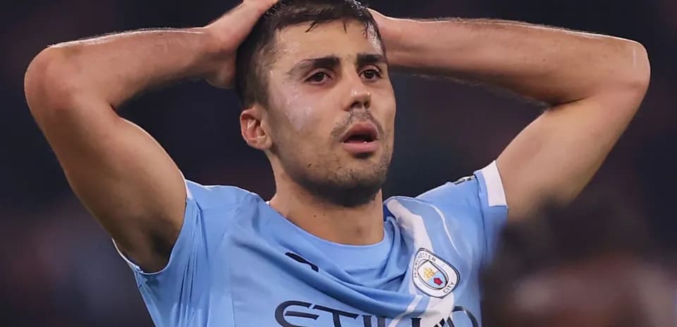 Jugador de Manchester City con las manos en la cabeza