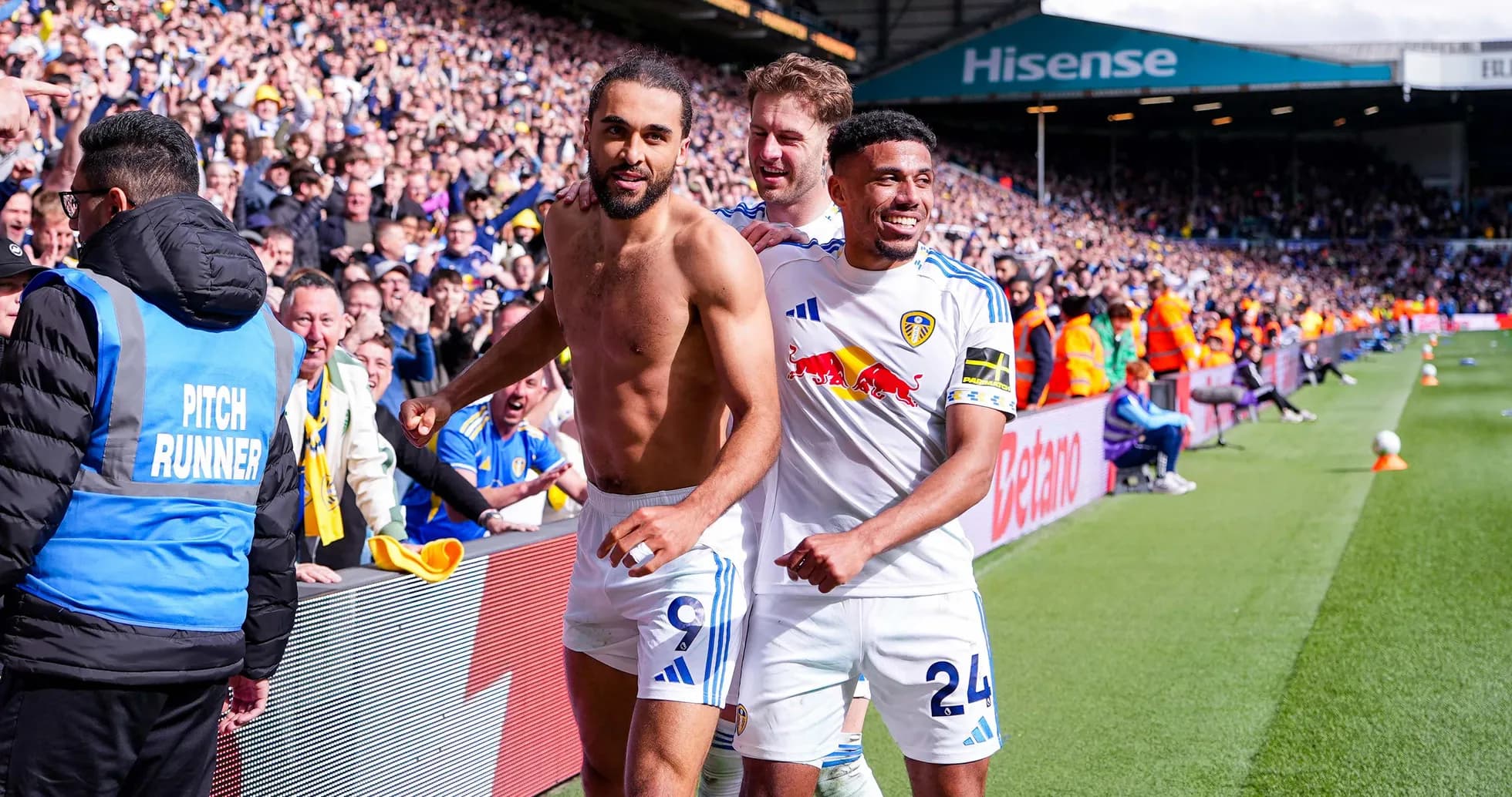 Jugadores de Leeds celebrando con los aficionados