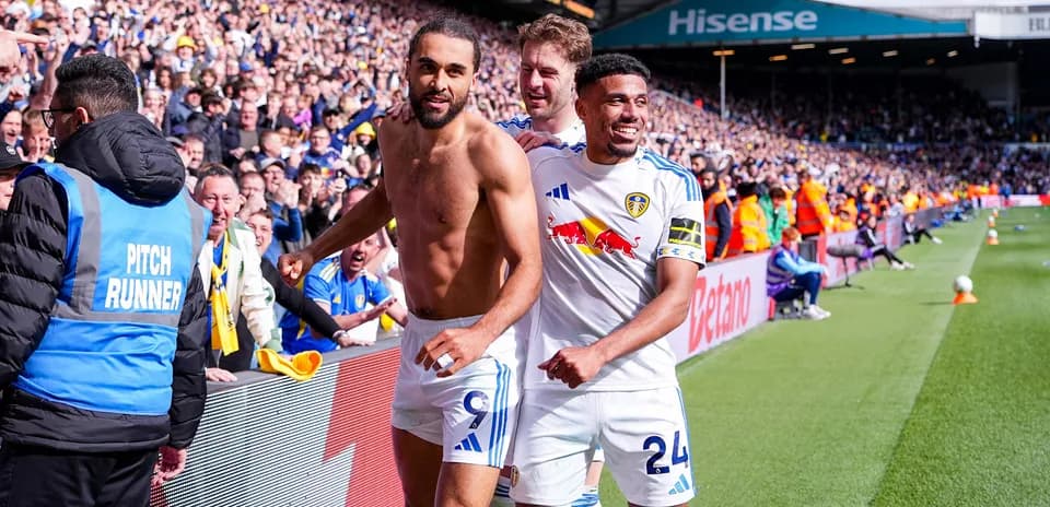 Jugadores de Leeds celebrando con los aficionados