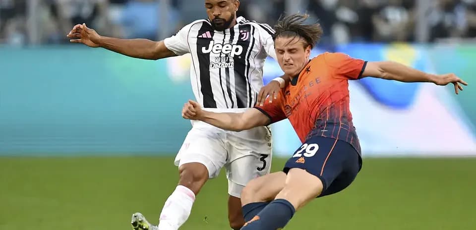 Jugador de Juventus compitiendo por el balón