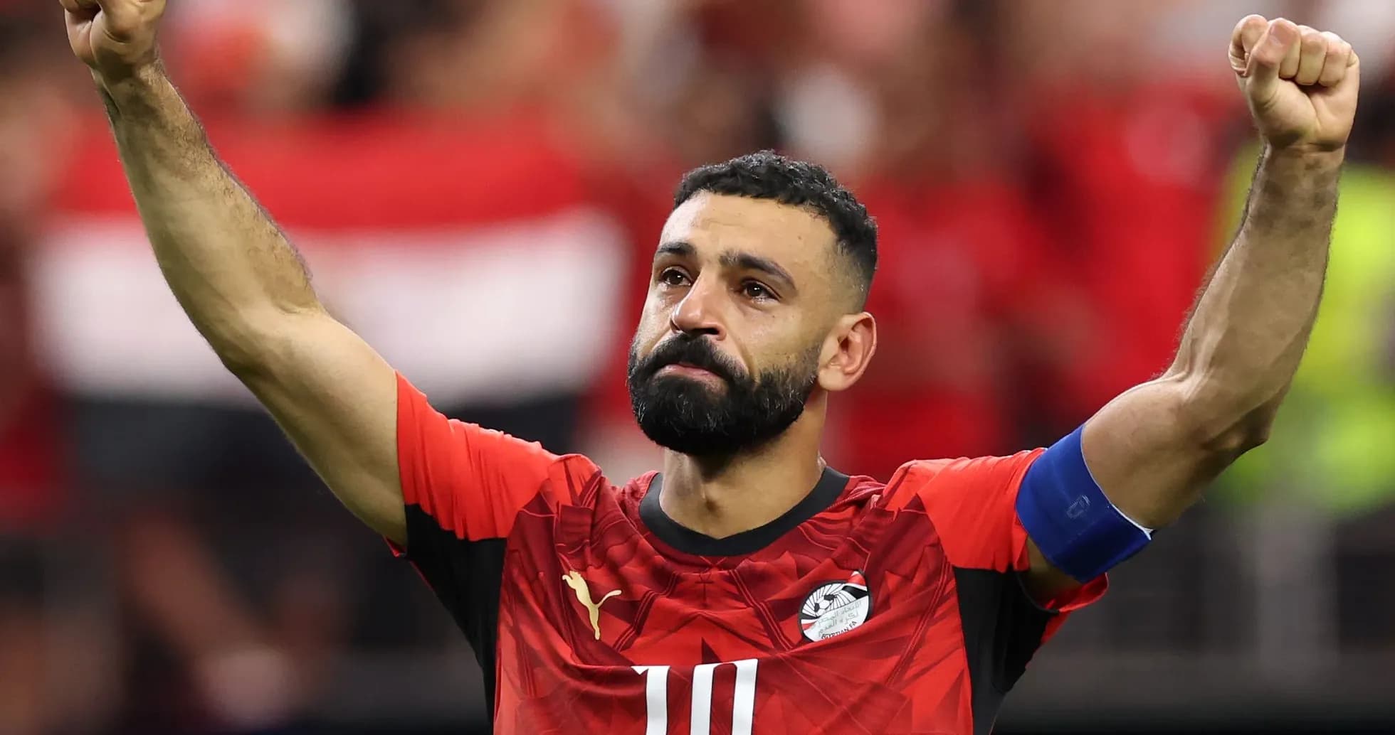 Jugador egipcio celebrando con el brazo levantado