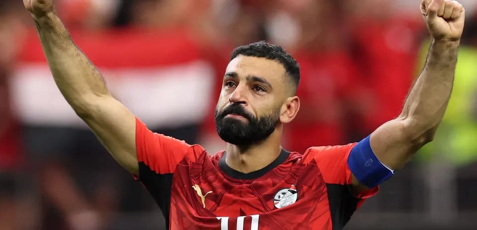 Jugador egipcio celebrando con el brazo levantado