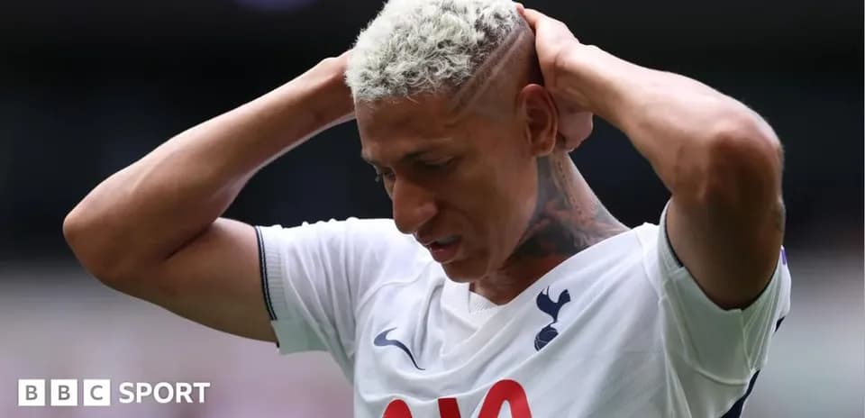Jugador de Tottenham con las manos en la cabeza