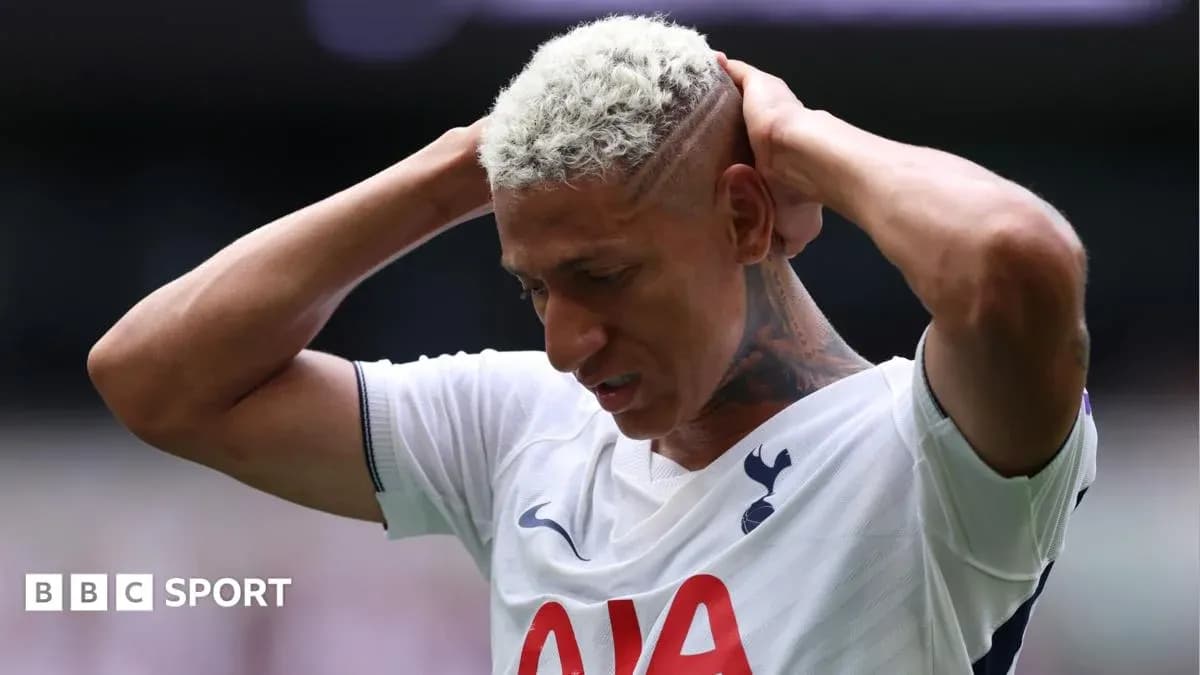 Jugador de Tottenham con las manos en la cabeza