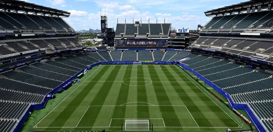 Estadio vacío con campo de fútbol preparado