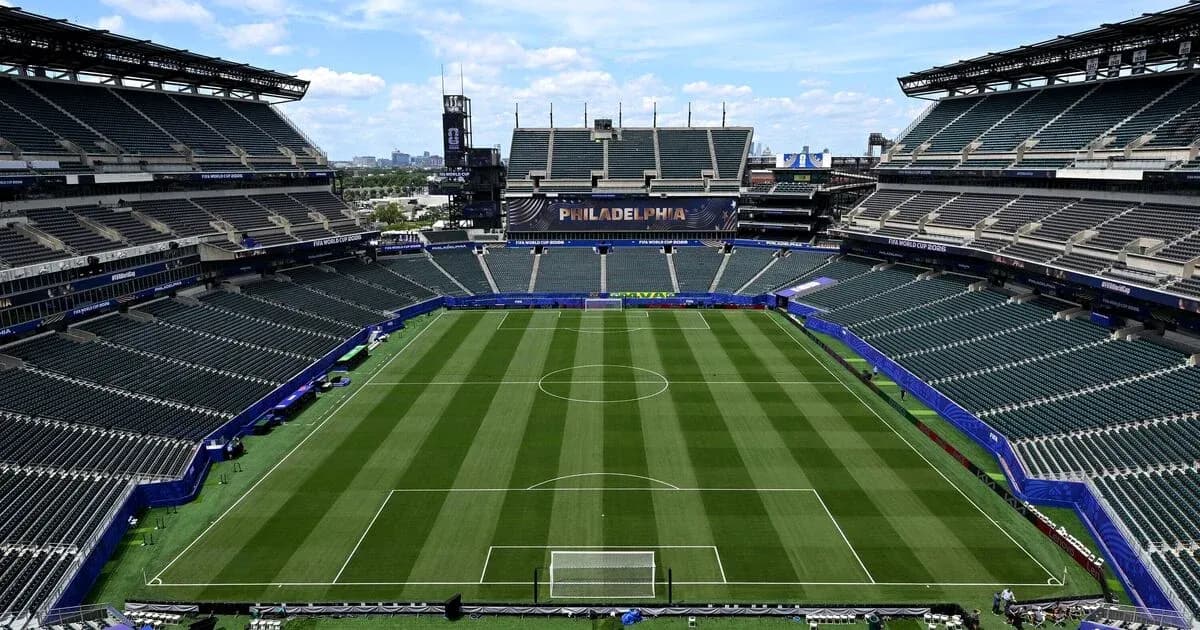 Estadio vacío con campo de fútbol preparado