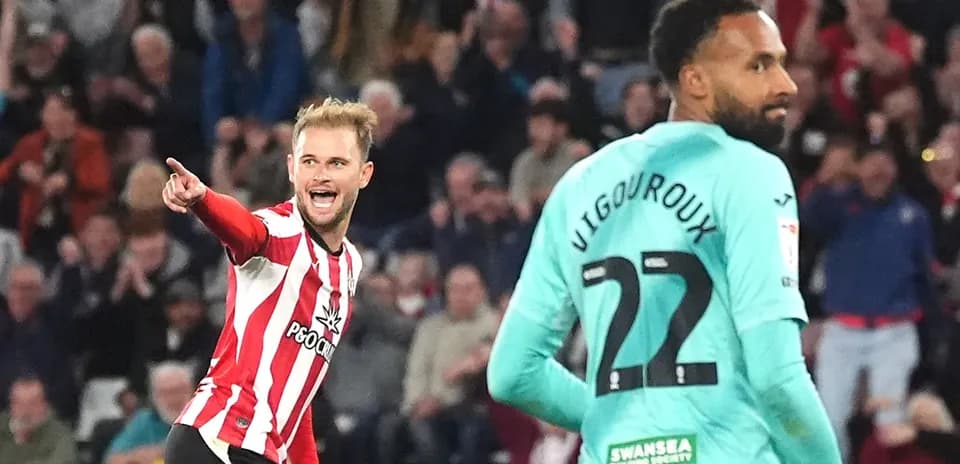 Jugador señalando tras anotar gol en partido