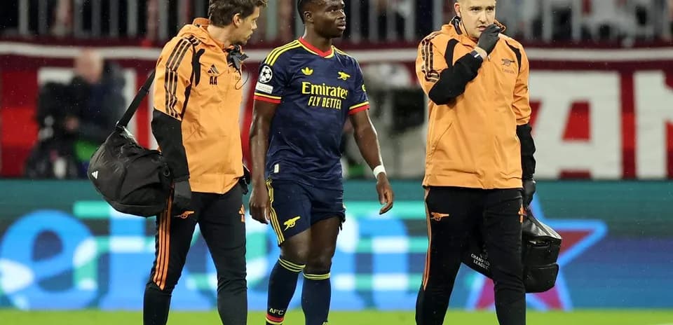 Jugador de Arsenal siendo atendido por el personal médico